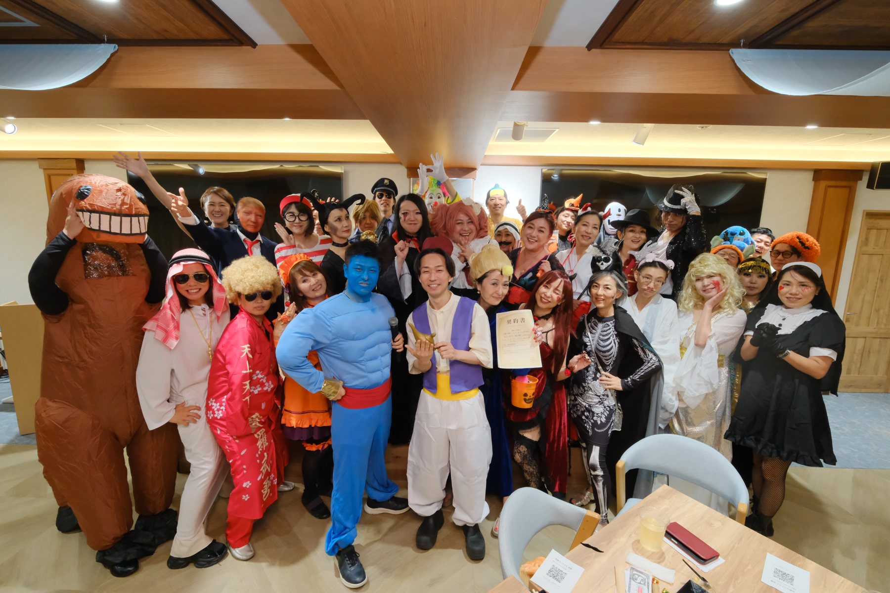 「本気のハロウィン」をテーマにした2026年のPLC感謝祭の集合写真